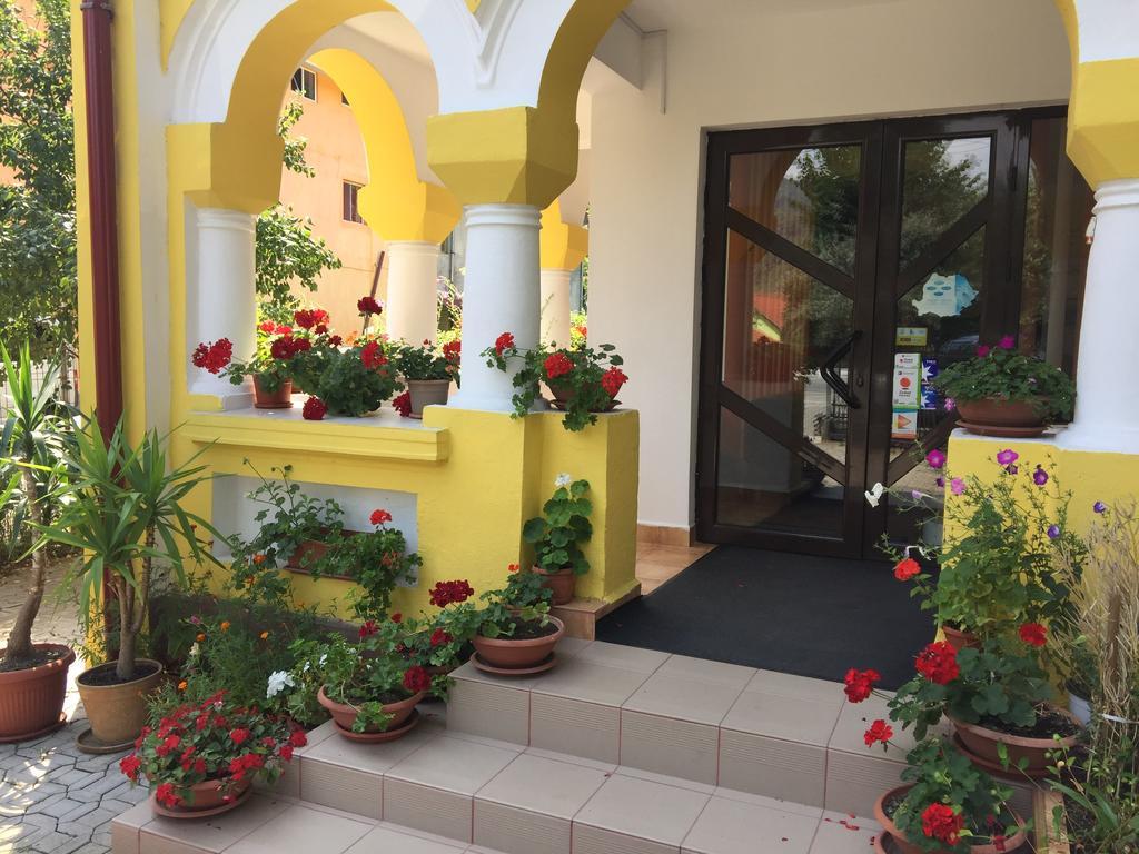 Pensiunea Alis Călimăneşti Exterior foto
